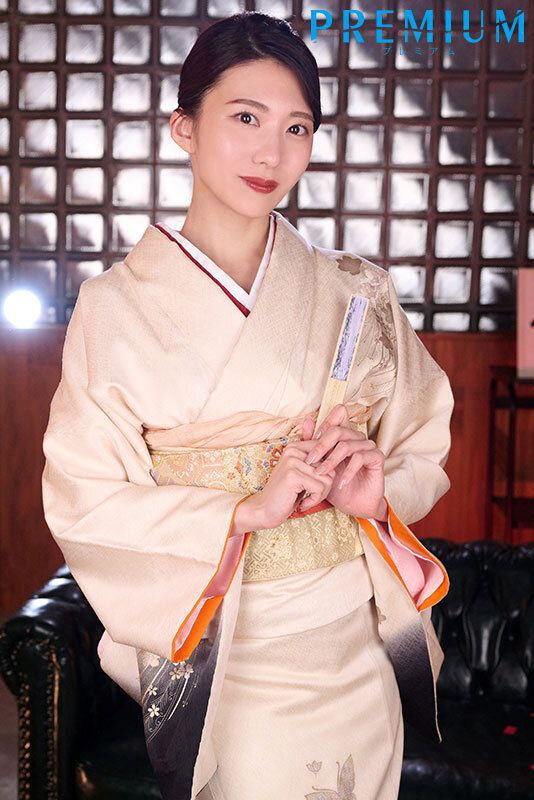 萌妹边揉她的美乳边搓她的小豆豆，呻吟声真的是很诱人
